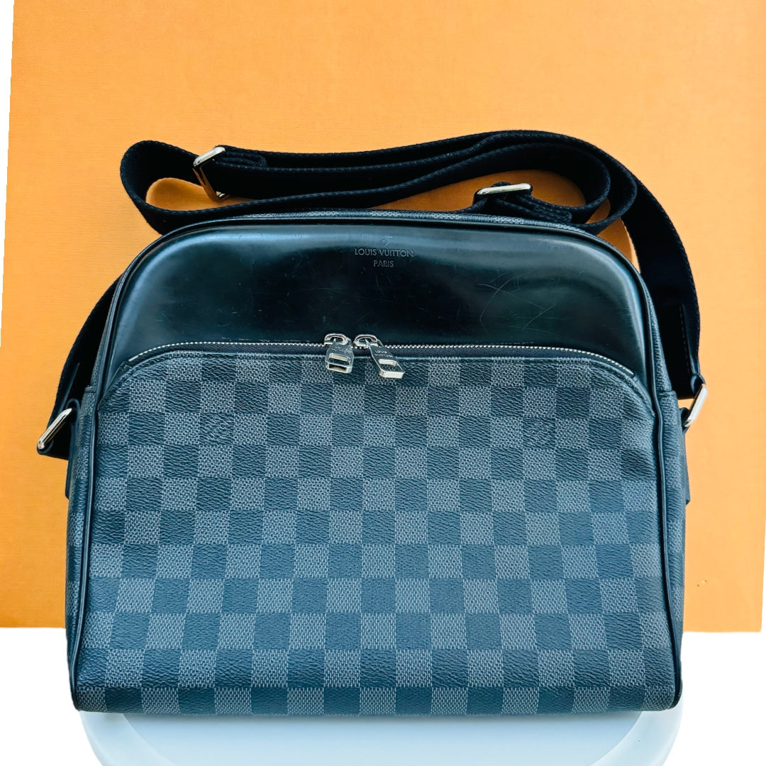 Pre-Owned Louis Vuitton Dayton Graphite